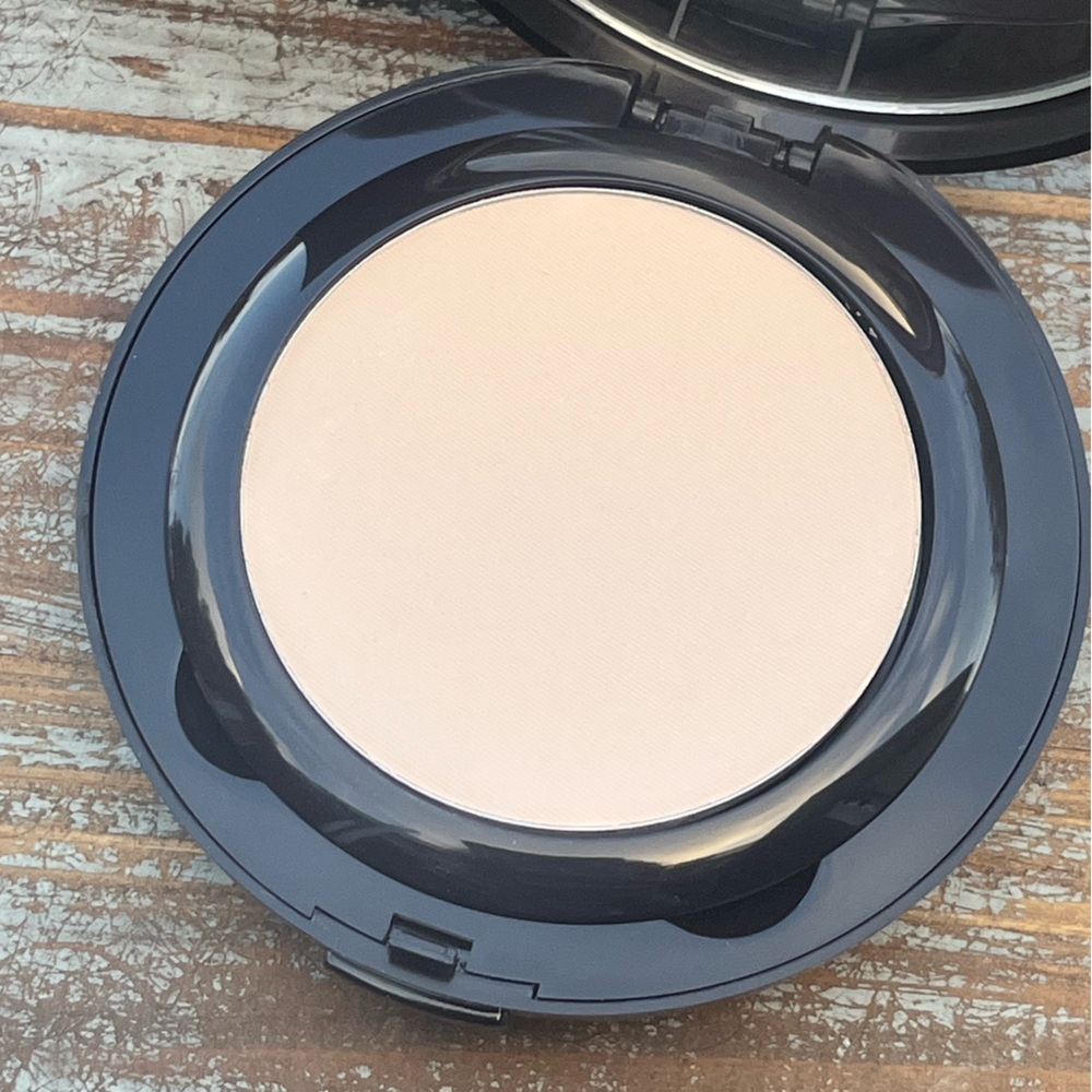 LAURA MERCIER Smooth Finish Foundation Powder SPF 20 UVB/UVA 1N2 02 NIB